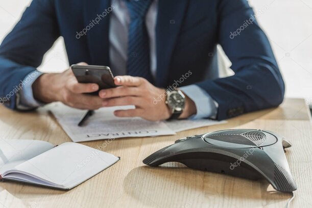 Smartphone appoggiato su un contratto telefonico