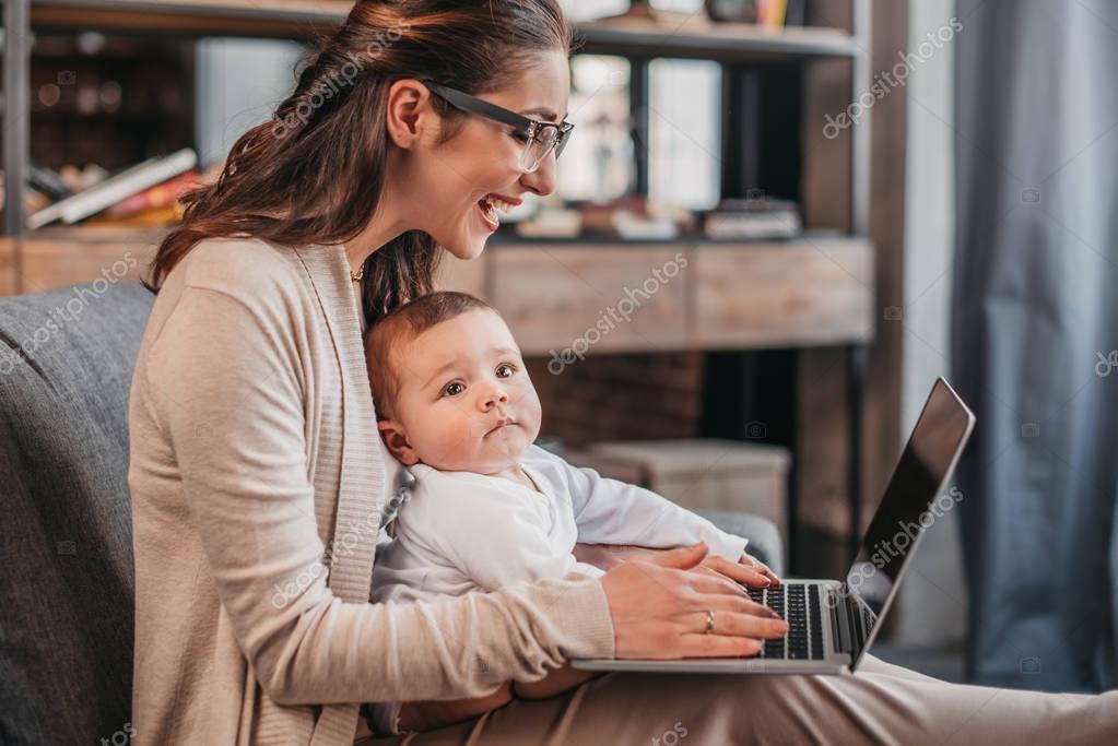 Famiglia sul divano che utilizza dispositivi connessi in casa