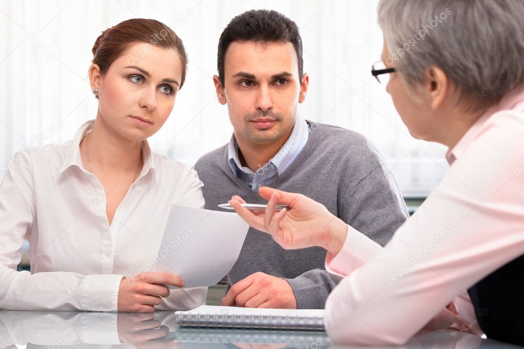 Imprenditore che discute contratti di fornitura con un consulente