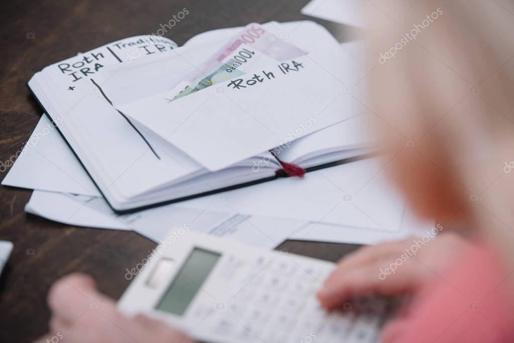 Persona che riceve supporto per la gestione delle proprie bollette