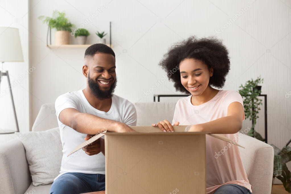 Famiglia in una casa moderna con dispositivi smart e contatori energetici