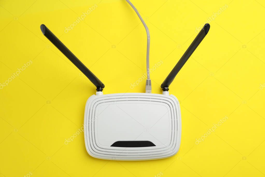 Router Wi-Fi e dispositivi mesh su un tavolo