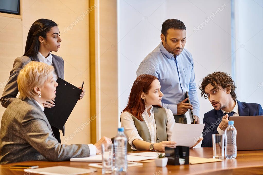 Consulente che discute una soluzione business con un team in ufficio