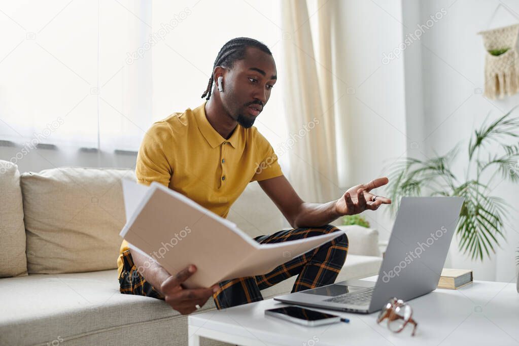 Persona che controlla bollette e connessione internet a casa