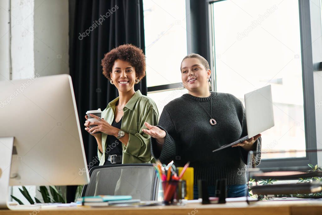 Operatore che gestisce pratiche amministrative al computer